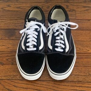 Men’s Classic Black and White Vans Sneakers size 11